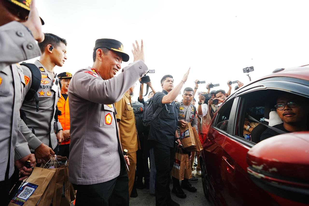 Tinjau Kalikangkung, Kapolri Pastikan Pelayanan hingga Rekayasa Lalin Optimal Hadapi Mudik