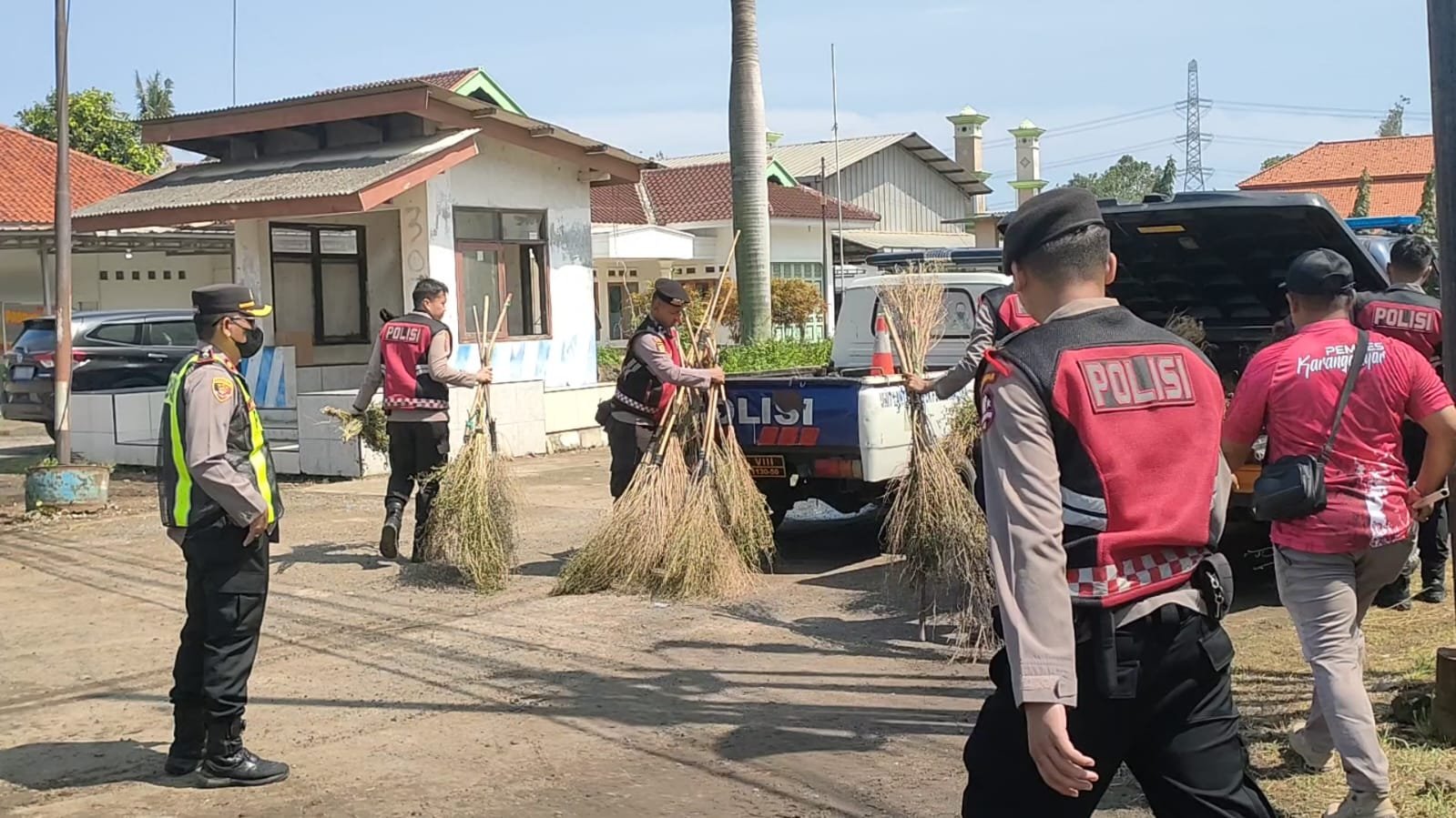 Polisi Tertibkan Penyapu Koin di Jembatan Sewoharjo, 100 Sapu Diamankan Demi Kenyamanan Pengguna Jalan Pantura