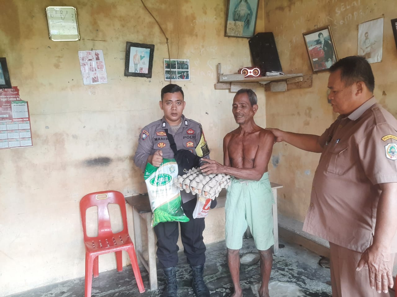 Bhabinkamtibmas Polsek Bawolato Salurkan Bantuan kepada Warga Kurang Mampu di Desa Siofaewali