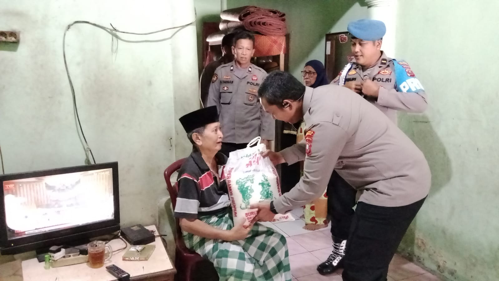 Polsek Simpang Empat Gelar Jumat Berkah dengan Bantuan Sosial kepada Warga yang Membutuhkan