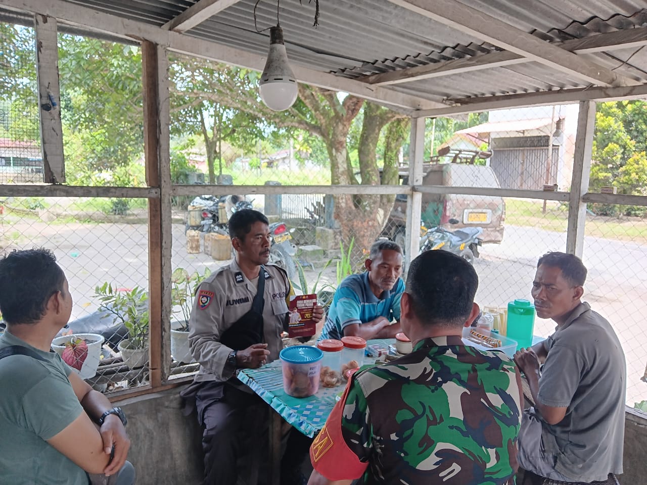 Bhabinkamtibmas Polsek BP. Mandoge Sosialisasikan Call Center 110 dan Himbauan Anti Hoax kepada Warga